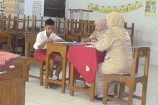 Ikut UN dengan Gangguan Mata, Siswa SD Ini Curi Perhatian Bupati