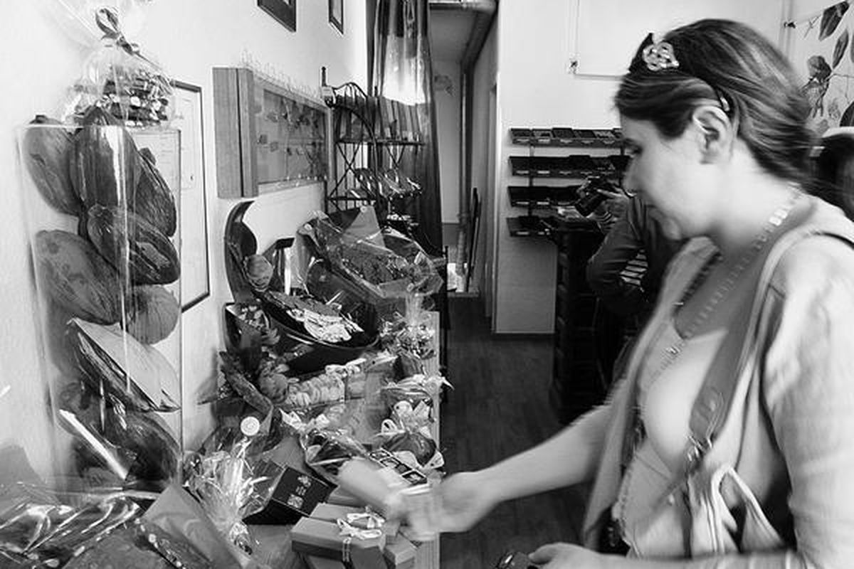 Seorang pengunjung melihat sejumlah produk cokelat dari Toko Philippe Pasco�t di Carouge, Geneva, Swiss. Di tempat ini terdapat produk cokelat berbahan baku kakao dari Indonesia. Indonesia adalah produsen kakao, tetapi Swiss yang terkenal karena panganan cokelatnya.