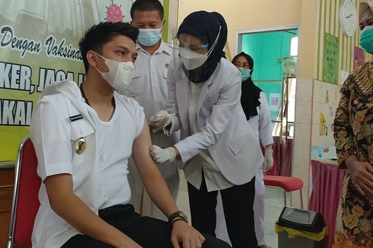 Bupati Ogan Ilir Panca Wijaya Mawardi menjalani proses vaksinasi empat hari setelah ia berkantor.