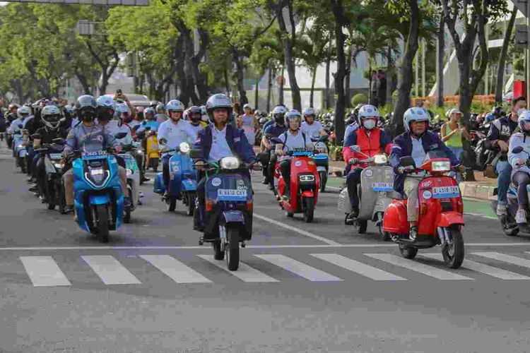 Penjabat (Pj) Gubernur DKI Jakarta Heru Budi Hartono saat mengikuti konvoi kendaraan motor listrik dari Balai Kota DKI Jakarta hingga Bundaran Hotel Indonesia (HI), Jakarta Pusat, Minggu (20/11/2022).