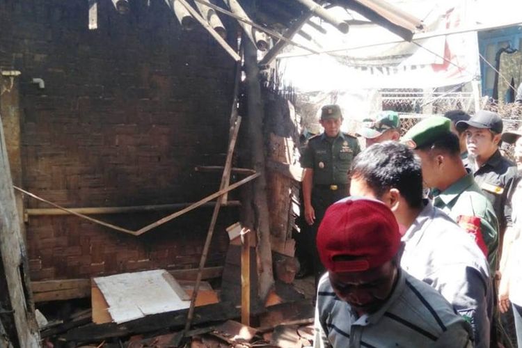 Kondisi rumah tidak layak huni (rutilahu) milik Badranudin (56), warga Cianjur, Jawa Barat yang rumahnya akan dibangun kembali oleh prajurit TNI dari Kodim 0608/Cianjur.