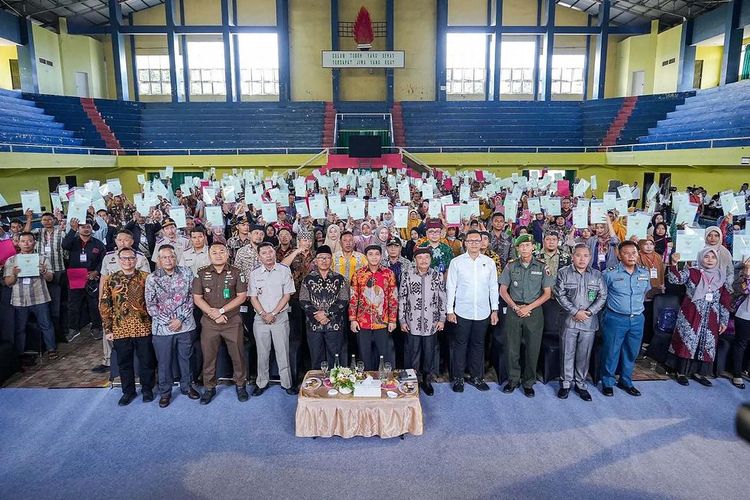 Wakil Menteri ATR/Wakil Kepala BPN, Raja Juli Antoni usai menyerahkan 500 sertifikat tanah di Kabupaten Banyuwangi, Jawa Timur, pada Selasa (05/12/2023).