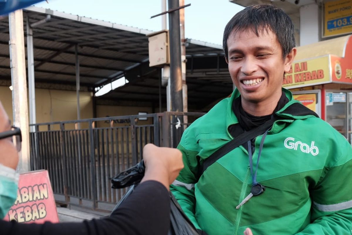 Inem Jogja berbagi sembako, masker, dan hand sanitizer kepada para pedagang kaki lima, driver ojek online, dan lain-lain.