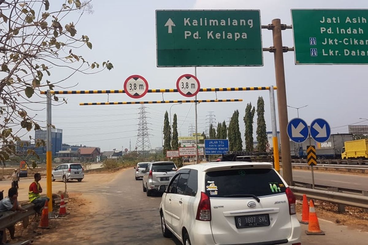 Portal penghalau truk berat kembali dipasang di Exit Tol Kalimalang, Bekasi, Selasa (3/9/2019).