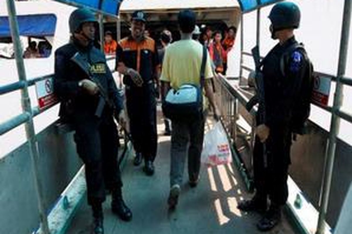 Personil Brigde Mobil (Brimob) melakukan penjagaan di Pelabuhan Merak, Banten, Jumat (18/9). Menjelang Lebaran kepadatan arus kendaraan yang akan menyeberang di pelabuhan ini mengalami peningkatan. Pemudik harus rela antre berjam-jam untuk bisa terangkut kapal feri menuju Pelabuhan Bakauheni, Lampung. 