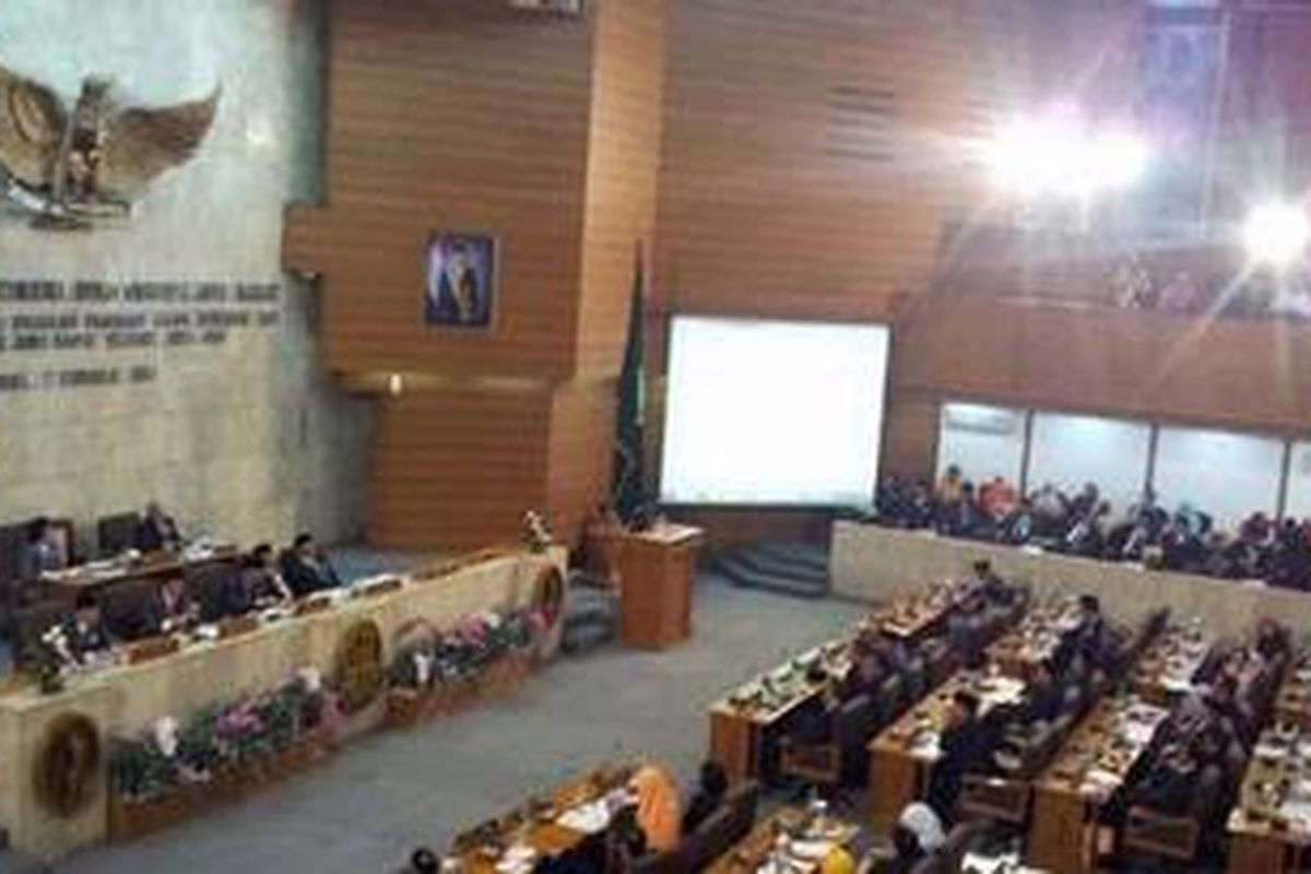 Rapat Paripurna Istimewa Dewan Perwakilan Rakyat Daerah (DPRD) Provinsi Jawa Barat yang beragendakan pemaparan visi-misi kelima calon gubernur dan wakil gubernur Jawa Barat periode 2013 - 2018 resmi dibuka oleh Ketua DPRD Jabar Irfan Suryanagara, Kamis (7/2/2013). 