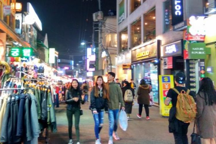 Jalan Hongdae di Seoul, Korea Selatan.