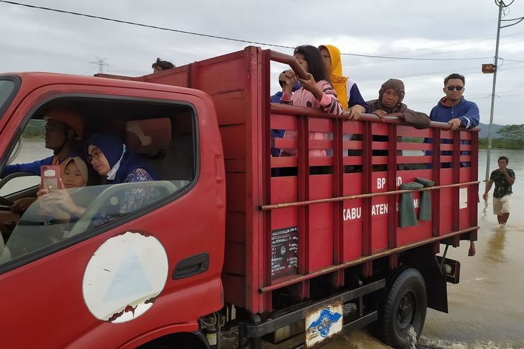 Warga korban banjir dievakuasi di Balai Desa Gebangsari, Kecamatan Tambak, Kabupaten Banyumas, Jawa Tengah, Selasa (15/3/2022).