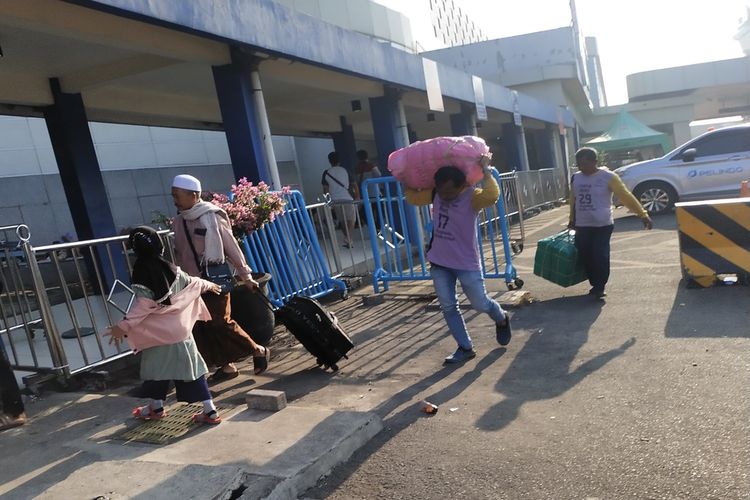 Para portir atau kuli panggul saat menunggu penumpang turun di depan ruang tunggu sementara Gapura Surya Nusantara Pelabuhan Perak Surabaya