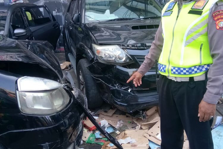 Kecelakaan yang menyebabkan seorang pejalan kaki tewas di Jalan KH Mas Mansyur, Tanah Abang, Jakarta Pusat, pada Rabu (19/4/2023) siang. (Dok: Polres Metro Jakarta Pusat)
