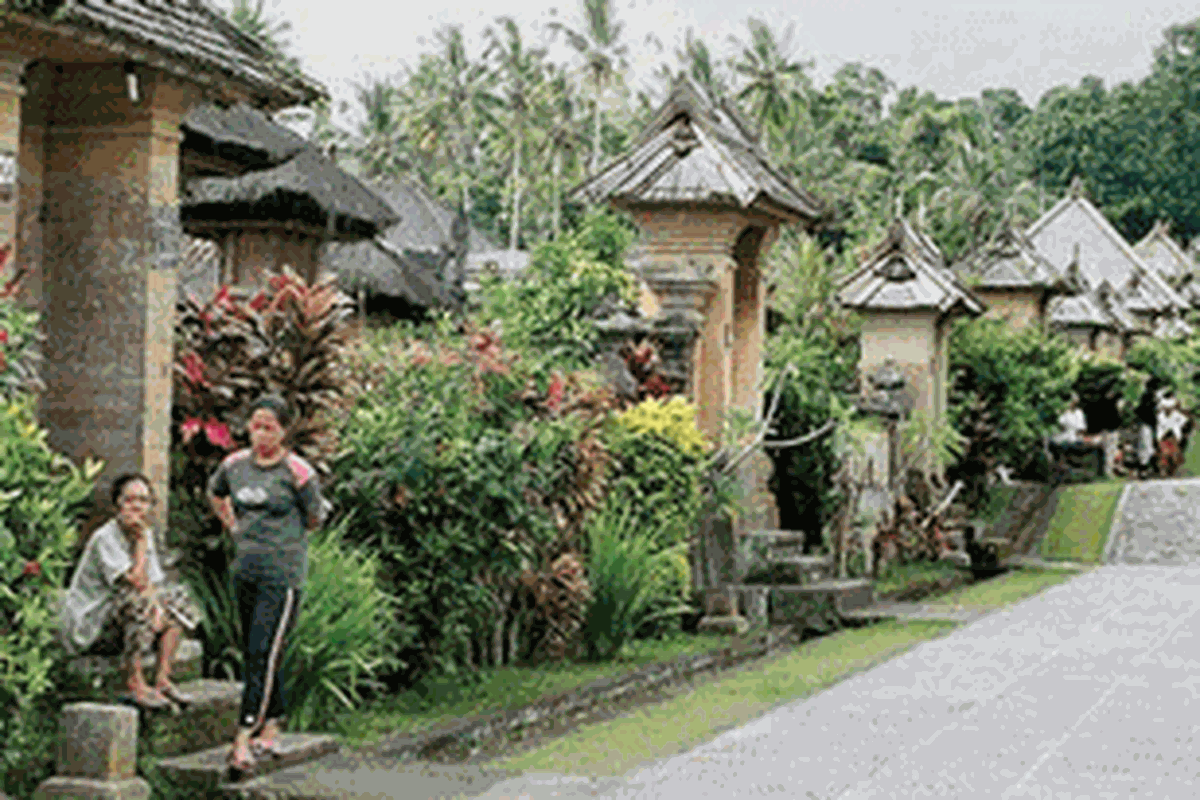 Beginilah suasana Desa Adat Penglipuran, Kecamatan Bangli, Kabupaten Bangli, merupakan salah satu obyek wisata alam pedesaan andalan Bali, akhir Februari 2011. Desa ini memiliki keunikan, seperti keseragaman angkul-angkul (pintu masuk pekarangan rumah).