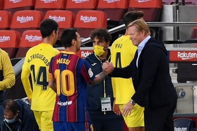 Lionel Messi menyalami Ronald Koeman seusai laga Barcelona vs Villarreal pada lanjutan Liga Spanyol 2020-2021 yang digelar di Stadion Camp Nou, 27 September 2020.