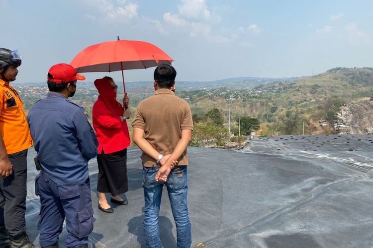 Wali kota Semarang Hevearita Gunaryanti Rahayu saat meninjau kebakaran.