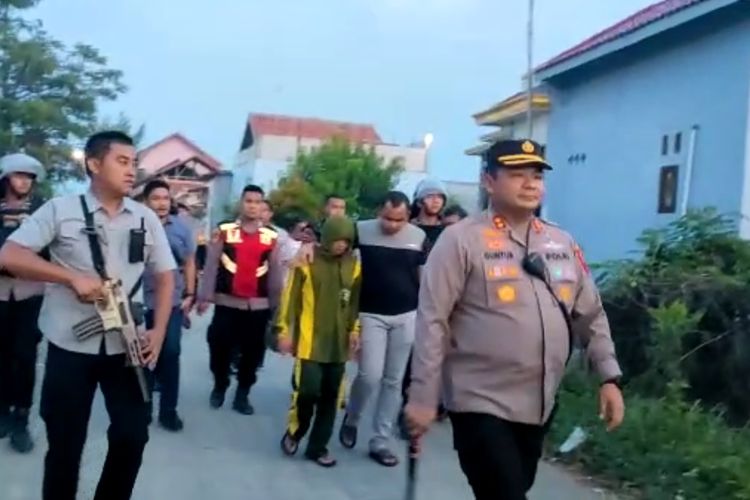 Kapolres Brebes AKBP Guntur M. Tariq memimpin langsung penangkapan terduga pelaku pengeroyokan yang mengakibatkan seorang tewas di Desa Kaliwlingi, Brebes, Jawa Tengah, Kamis (4/5/2023) petang. 