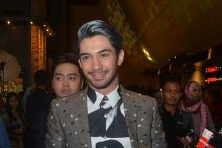 Artis peran Reza Rahadian saat ditemui di gala premiere My Stupid Boss, di CGV Blitz, Grand Indonesia, Jakarta Pusat, Jumat (13/5/2016). 