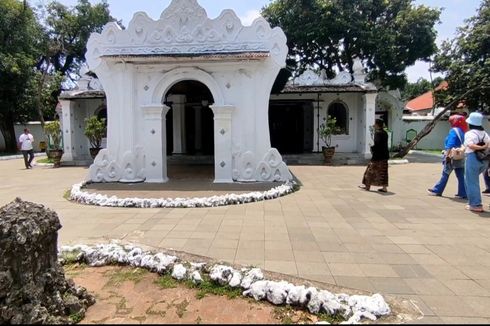 Ngabuburit di Keraton Kasepuhan Cirebon, Bisa Tarawih di Masjid Wali Songo