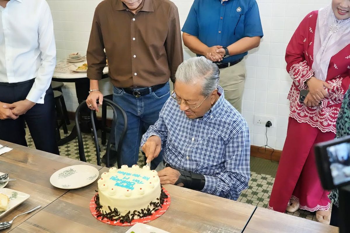 Mantan Perdana Menteri Malaysia, <a href='https://manado.tribunnews.com/tag/mahathir-mohamad' title='Mahathir Mohamad'>Mahathir Mohamad</a>, menginjak usia 100 tahun pada Kamis (10/7/2025).