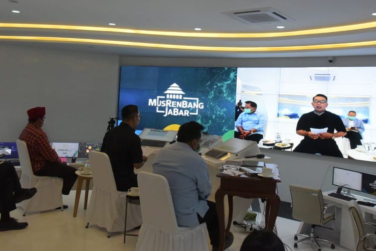 Pemerintah Provinsi Jabar menggelar Musrenbang Provinsi Jabar Tahun 2020 dalam rangka Penyusunan RKPD Jabar Tahun 2021 melalui video conference dari Jabar Command Center, Gedung Sate, Kota Bandung, Rabu (22/4/2020).