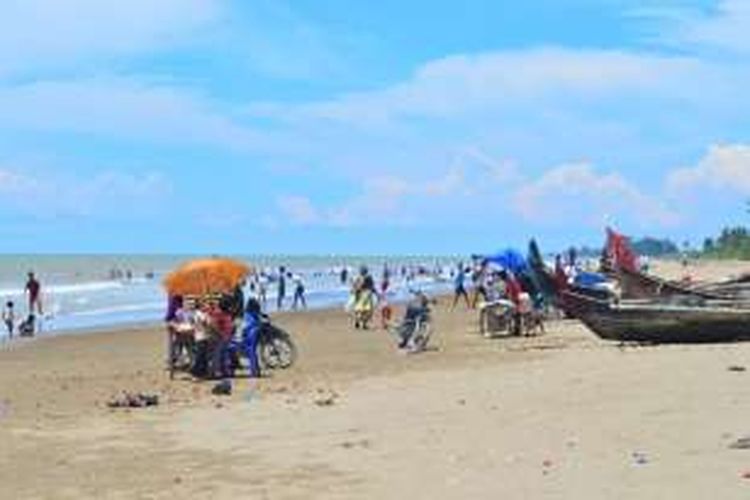 Pengunjung memadati  Pantai di Desa Bantayan, Kecamatan Seunuddon, Aceh Utara, Minggu (17/4/2016)