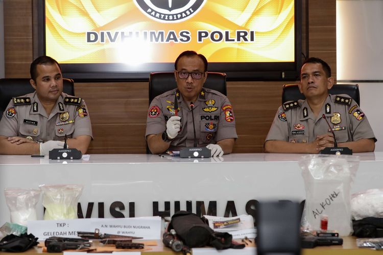Kepala Biro Penerangan Masyarakat Divisi Humas Polri Brigadir Jenderal (Pol) Dedi Prasetyo menunjukkan barang bukti saat jumpa pers pengungkapan terorisme di Mabes Polri, Jakarta, Kamis (17/10/2019).