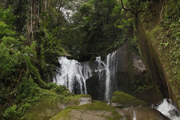Taman Eden 100 di Parapat, salah satu obyek wisata air terjun dekat Danau Toba.