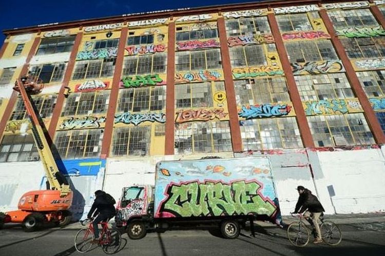 Gedung 5Pointz di Queens, New York yang dipenuhi karya grafiti dan menjadi daya tarik wisatawan sebelum ditutup cat putih oleh pengembang pada 2013 dan dirobohkan pada 2014.