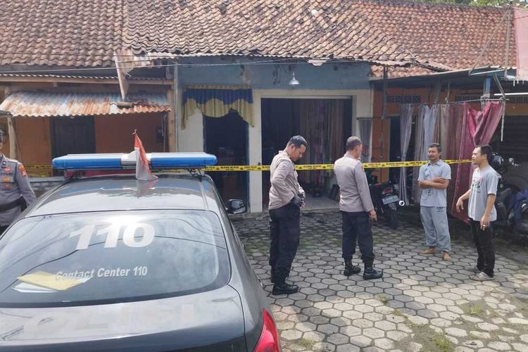 Polisi mengolah lokasi pencurian motor Yamaha NMax di Pedukuhan Klebakan, Kalurahan Salamrejo, Kapanewon Sentolo, Kabupaten Kulon Progo, Daerah Istimewa Yogyakarta.