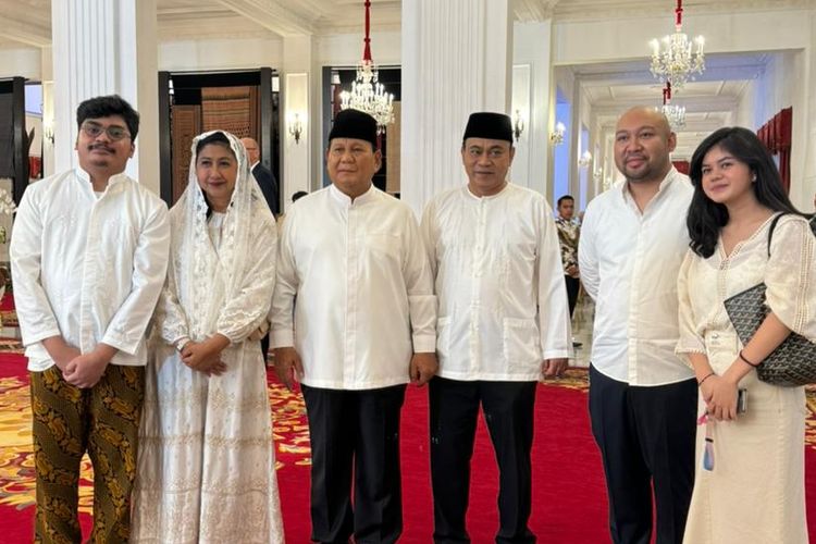 Menteri Pertahanan RI sekaligus calon presiden pemenang Pemilu 2024 Prabowo Subianto mengikuti open house di Istana Negara dalam rangka Hari Raya Idul Fitri 1445 H, Rabu (10/4/2024).