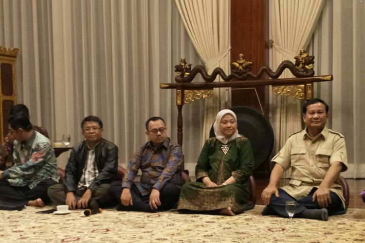 Ida Fauziyah berdiskusi dengan Ketua Umum Gerindra Prabowo Subianto di Kertanegara