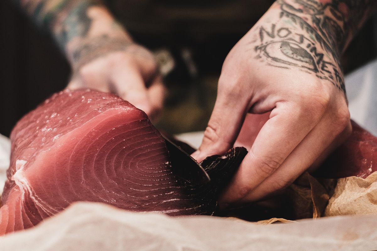 Daging ikan tuna berwarna merah muda hingga merah tua.