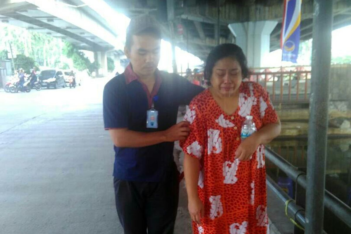 Petugas Pengawasan dan Pengendalian Sosial (P3S) Suku Dinas Sosial Jakarta Utara mencegah seorang perempuan bernama Ningsih bunuh diri di Ancol, Minggu (21/5/2017).