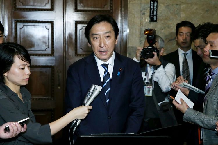 Mantan menteri perdagangan Jepang, Isshu Sugawara, berbicara kepada wartawan usai mengumumkan pengunduran dirinya, Jumat (25/10/2019).