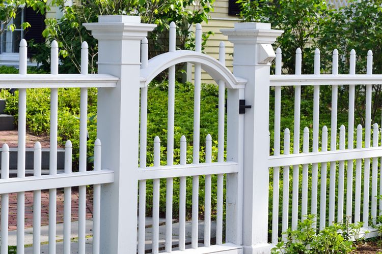 Ilustrasi pagar rumah warna putih.
