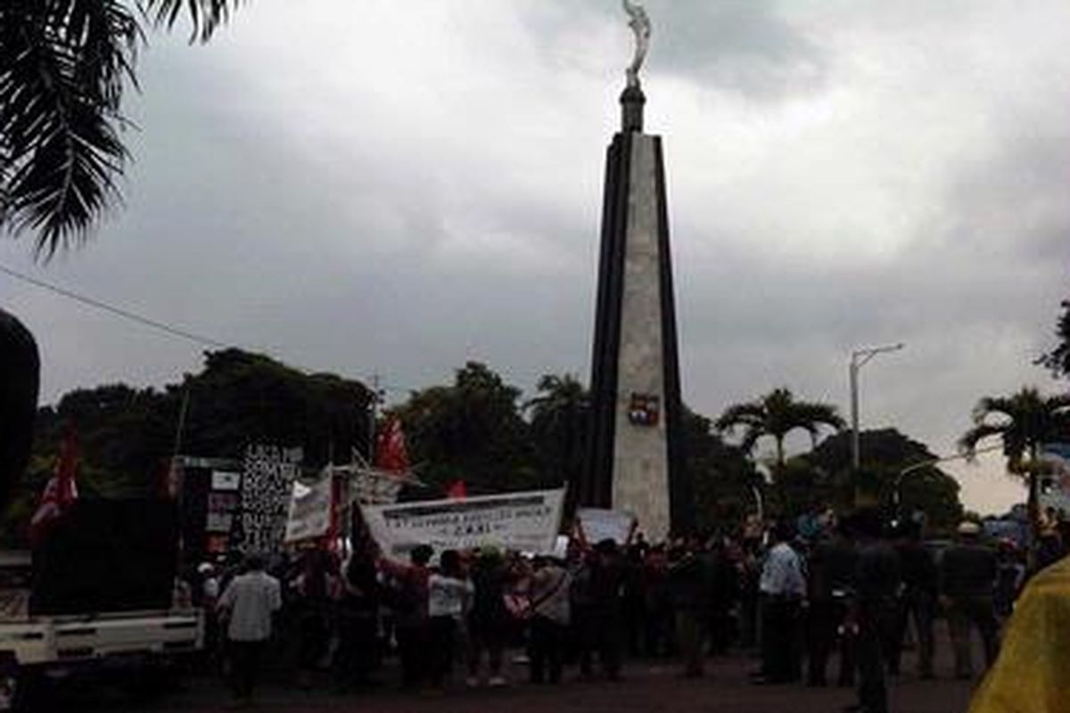 Meski cuaca mendung, ibu-ibu korban sutet tetap berunjuk rasa di Tugu Kujang, Bogor, Senin (12/3/2012). Mereka menolak rencana kenaikan harga BBM.