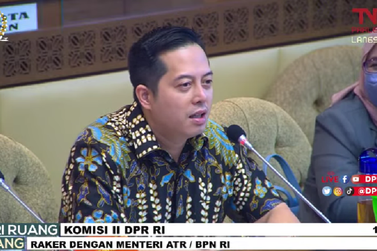 Anggota Komisi II DPR Ihsan Yunus berbicara dalam rapat kerja Komisi II DPR dengan Menteri Agraria dan Tata Ruang Sofyan Djalil di Kompleks Parlemen, Jakarta, Kamis (17/2/2022).