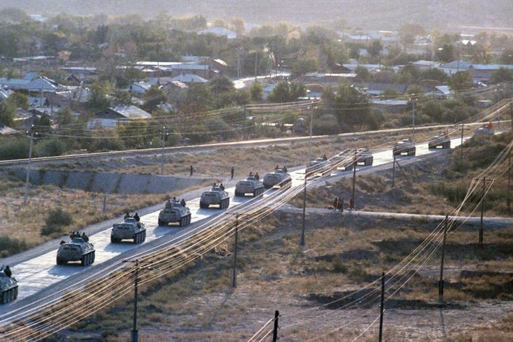 Iring-iringan kendaraan lapis baja BTR milik AD Uni Soviet meninggalkan Afganistan setelah hampir satu dekade berperang di negara itu.