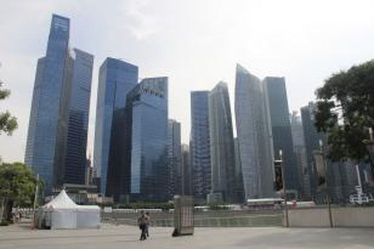Distrik bisnis Marina Keppel Bay, tampak dari kompleks megablok Marina Bay Sands, Singapura, Jumat (29/5/2015).