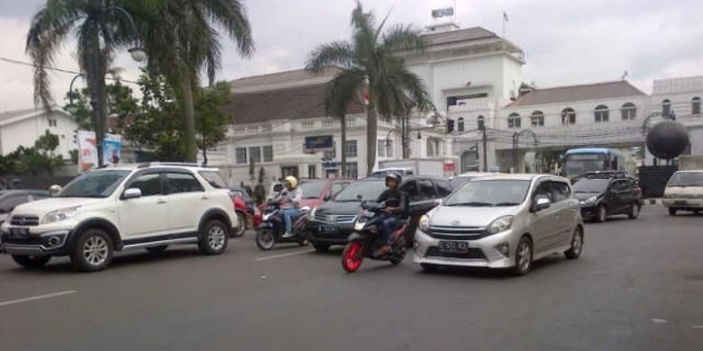 Sejumlh pengendara saat melintas di salah satu ruas jalan di depan Alun-alun Bandung, Rabu (12/10/2016). Titik itu rencananya akan direvitalisasi menyusul banyaknya insiden kecelakaan. KOMPAS.COM/DENDI RAMDHANI 