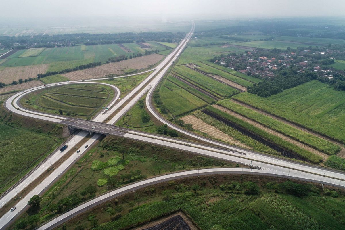 Foto udara simpang susun bandar di Tol Surabaya-Mojokerto di Jawa Timur, Selasa (5/6/2018). Tol Surabaya-Mojokerto termasuk dalam jaringan Tol Trans-Jawa dan sudah dapat dilintasi para pemudik.