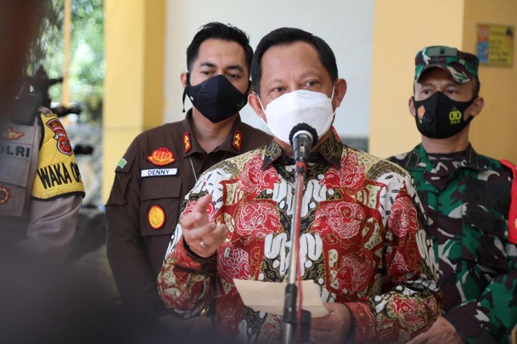 Menteri Dalam Negeri Tito Karnavian Saat Berkunjung ke Kabupaten Indramayu, Jawa Barat, Rabu (28/7/2021)