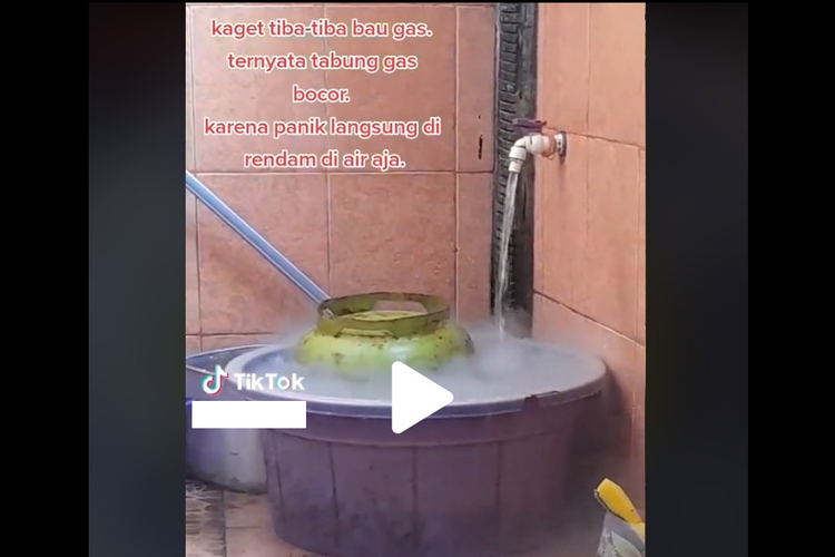 Tangkapan layar video TikTok cara menangani kebocoran tabung elpiji dengan merendamnya di air. Cara ini tidak sepenuhnya aman dan masih berpotensi menimbulkan kecelakaan.