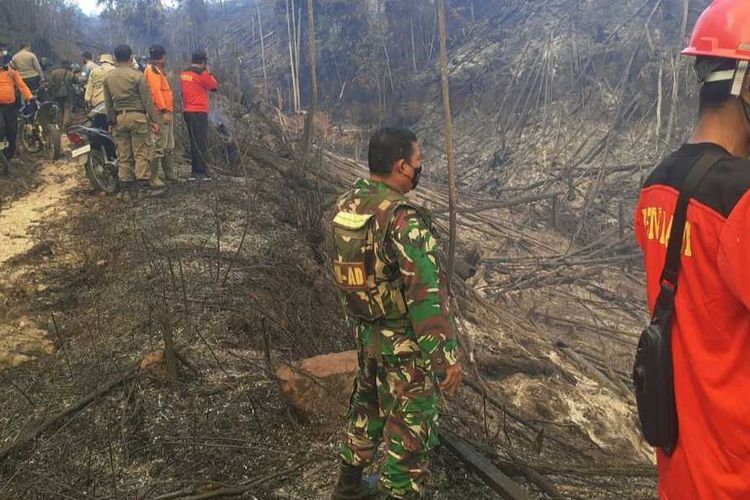 Petugas TNI, kepolisian, Satpol PP dan MPA tengah melakukan pemadaman api kebakaran kawasan hutan lindung Bukit Suligi di Desa Kumain, Kecamatan Tandun, Kabupaten Rohul, Riau, Rabu (21/7/2021).