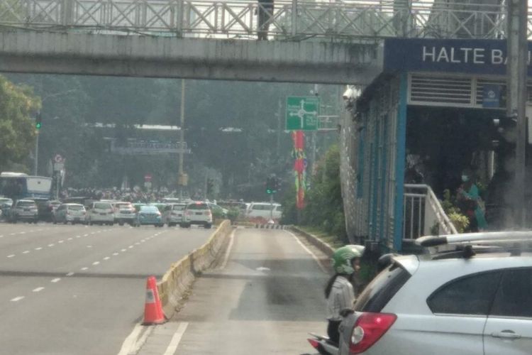 Kendaraan dari arah Jalan MH Thamrin tak bisa melintas Patung Kuda, Rabu (26/6/2019).