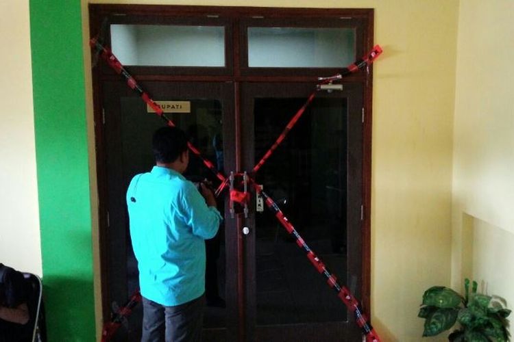 Tim penyidik Komisi Pemberantasan Korupsi (KPK) menyegel ruangan kantor Bupati Jombang, Jawa Timur, Nyono Suharli Wihandoko, Minggu (4/2/2018).