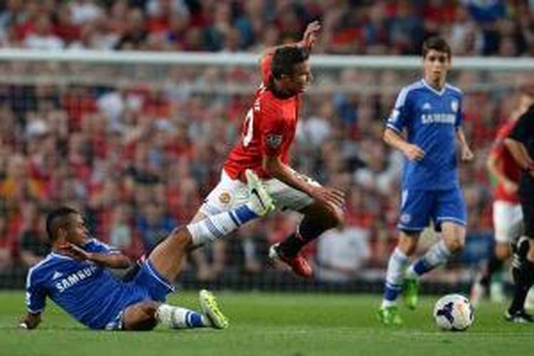 Striker Manchester United asal Belanda, Robin van Persie (tengah-kanan) ditekel oleh bek Chelsea asal Inggris, Ashley Cole, ketika kedua tim bertemu di ajang Premier League, Selasa (27/8/2013) dini hari WIB di Old Trafford.