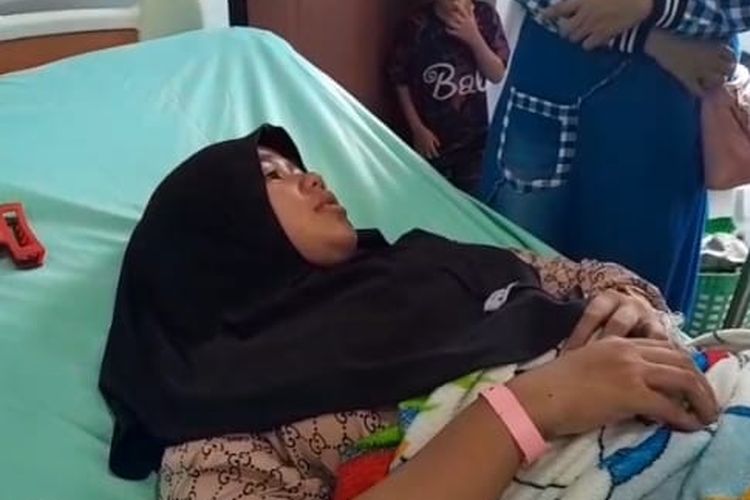 Foto: Aura Adelia (14) warga Desa Bungatan, Kecamatan Bungatan, Kabupaten Situbondo menjadi korban ambruknya  bangunan Asrama Putri Ponpes Salafiah Syafi'iyah Syekh Abdul Qodir Jailani di Desa Blimbing, Kecamatan Besuki Kabupaten Situbondo, Provinsi Jawa Timur pada Rabu (29/10/2025). 