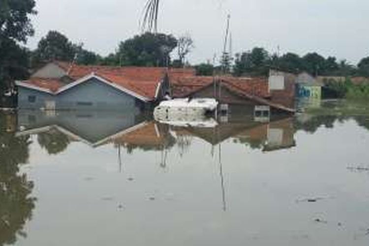 Sejak Jumat (11/11/2016), sebagian daerah Karawang di antaranya Kelurahan Tanjung Pura, Kecamatan Karawang Barat, Kabupaten Karawang terendam banjir. Ketinggian air mulai menyusut namun masih tinggi, sekitar 1,5 meter, Selasa (15/11/2016).