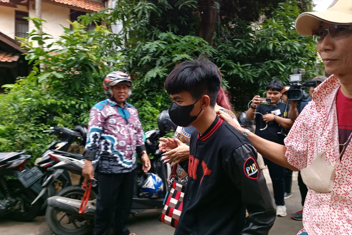 Pulung Mustika Abima (23) atau Tiko di kediamannya di Kelurahan Jatinegara, Kecamatan Cakung, Jakarta Timur, Senin (9/1/2023).