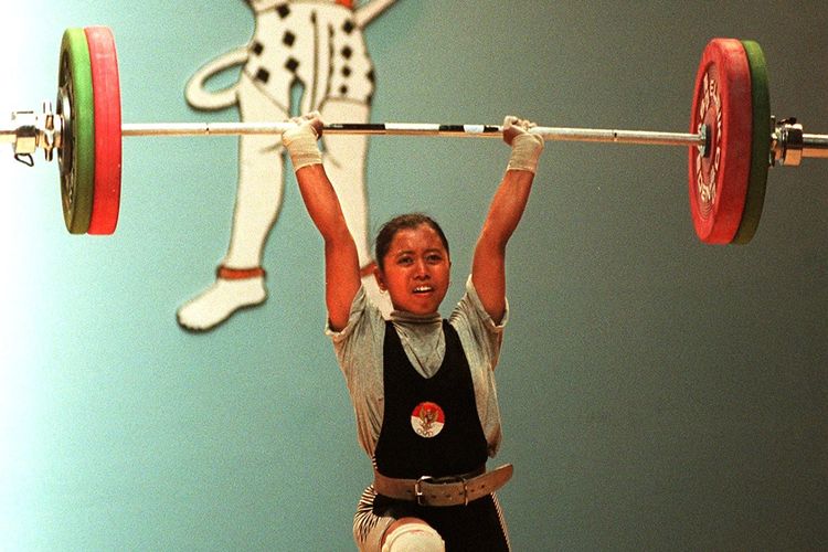 Salah satu penampilan Sri Indriyani, saat memenangi medali emas angkat besi kelas 46 kilogram putri di Sea Games 19 di Jakarta, pada 13 Oktober 1997. 