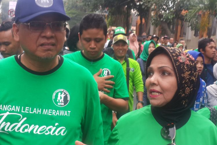 Wakil Ketua Umum Partai Demokrat Nurhayati Ali Assegaf (kanan) bersama Bupati Malang Rendra Kresna saat Jalan Sehat Nasional Korps Alumni Himpunan Mahasiswa Islam (KAHMI) di Kota Malang, Jawa Timur, Minggu (30/7/2017)